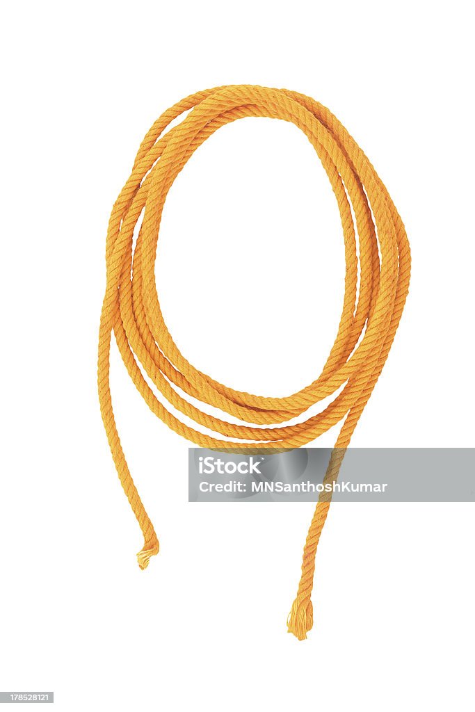 Filetto fibre di cotone giallo isolato su sfondo bianco - Foto stock royalty-free di Bianco