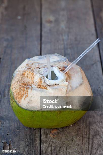 Cocco Fresco Giovane Aperto Con Paglia - Fotografie stock e altre immagini di Acqua - Acqua, Acqua potabile, Albero