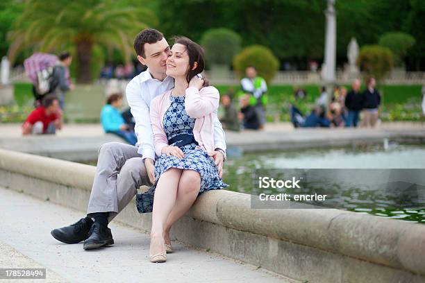 Positivo Coppia Seduta In Acqua - Fotografie stock e altre immagini di Acqua - Acqua, Adulto, Allegro