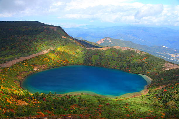 blu autunnale pond - volcano lake blue sky autumn foto e immagini stock