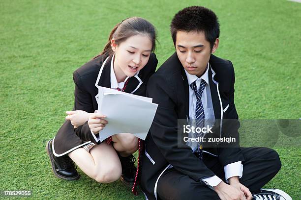 Foto de Com A Lição De Casa e mais fotos de stock de Aluno do Ensino Médio - Aluno do Ensino Médio, Uniforme, 16-17 Anos