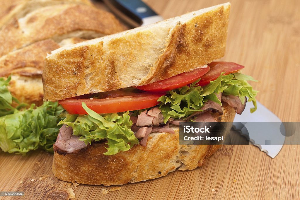 Gesundes Mittagessen-sandwich. Hausgemachte artisanal schwarzem Pfeffer serviert. - Lizenzfrei Brotlaib Stock-Foto