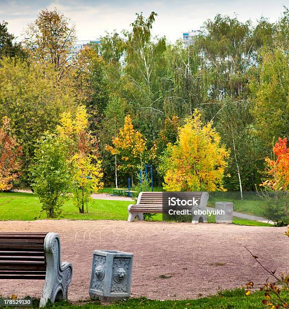 Красивом Парке В Осень — стоковые фотографии и другие картинки Без людей - Без людей, Вертикальный, Время года