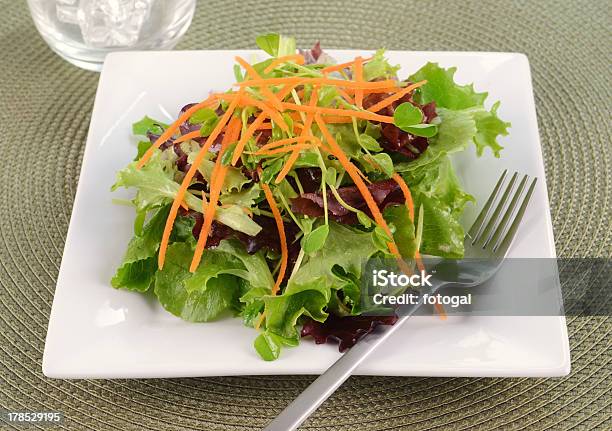 Salada De Acompanhamento - Fotografias de stock e mais imagens de Alimentação Saudável - Alimentação Saudável, Branco, Cenoura