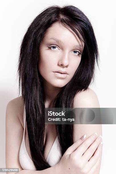 Hermosa Mujer Joven Foto de stock y más banco de imágenes de 20-24 años - 20-24 años, A la moda, Adulto