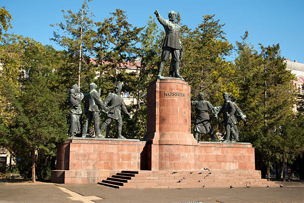istock The Monument to Lajos Kossuth in Budapest 178529517
