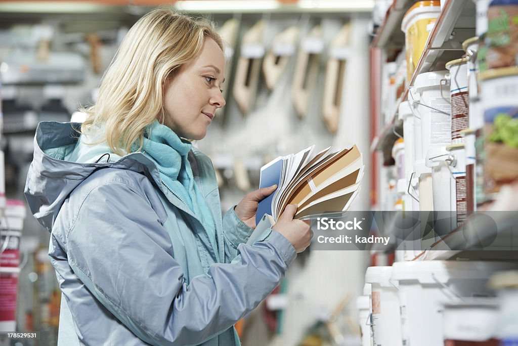 Mulher escolher pintura na loja de ferragens - Foto de stock de Fazer Compras royalty-free