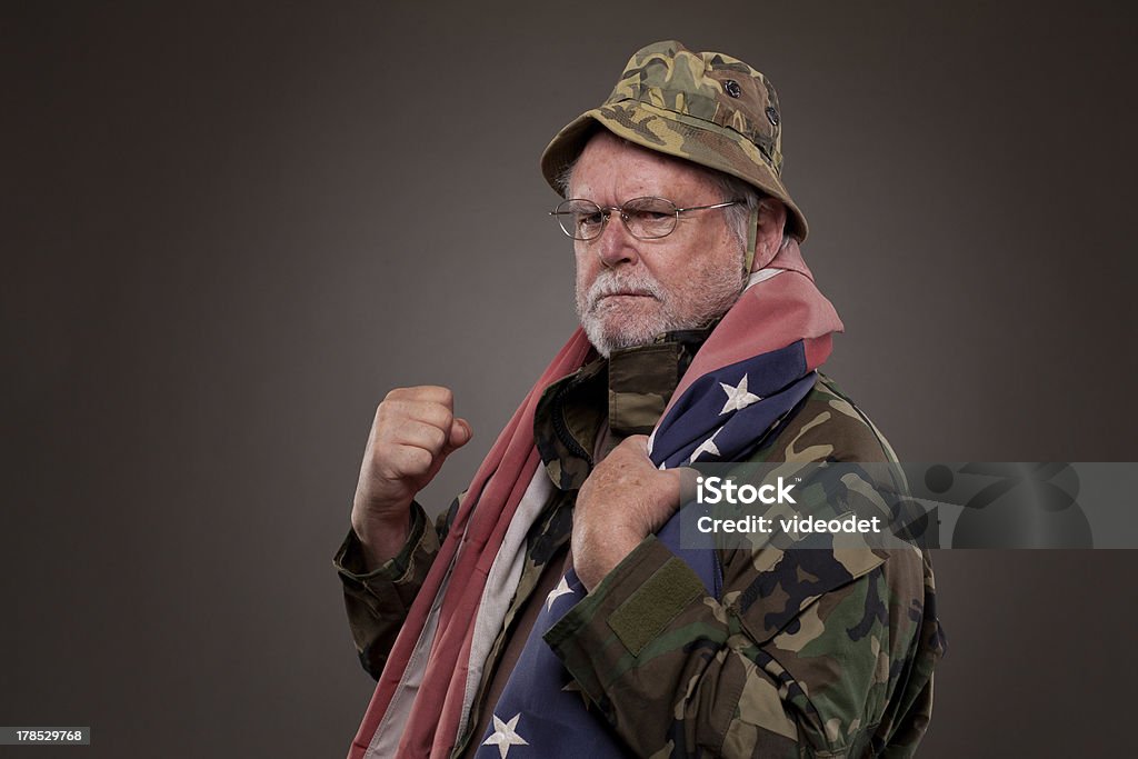 Wütende Vietnam Veterans mit amerikanischer Flagge - Lizenzfrei 60-69 Jahre Stock-Foto