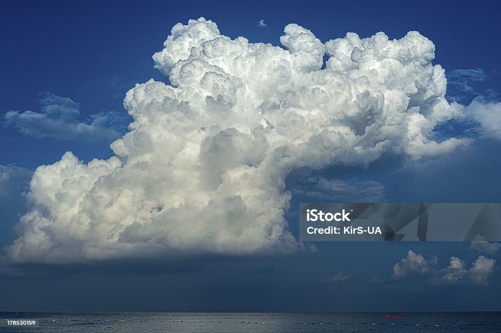 Grande tempesta nuvole sul mare - Foto stock royalty-free di Cumulonembo