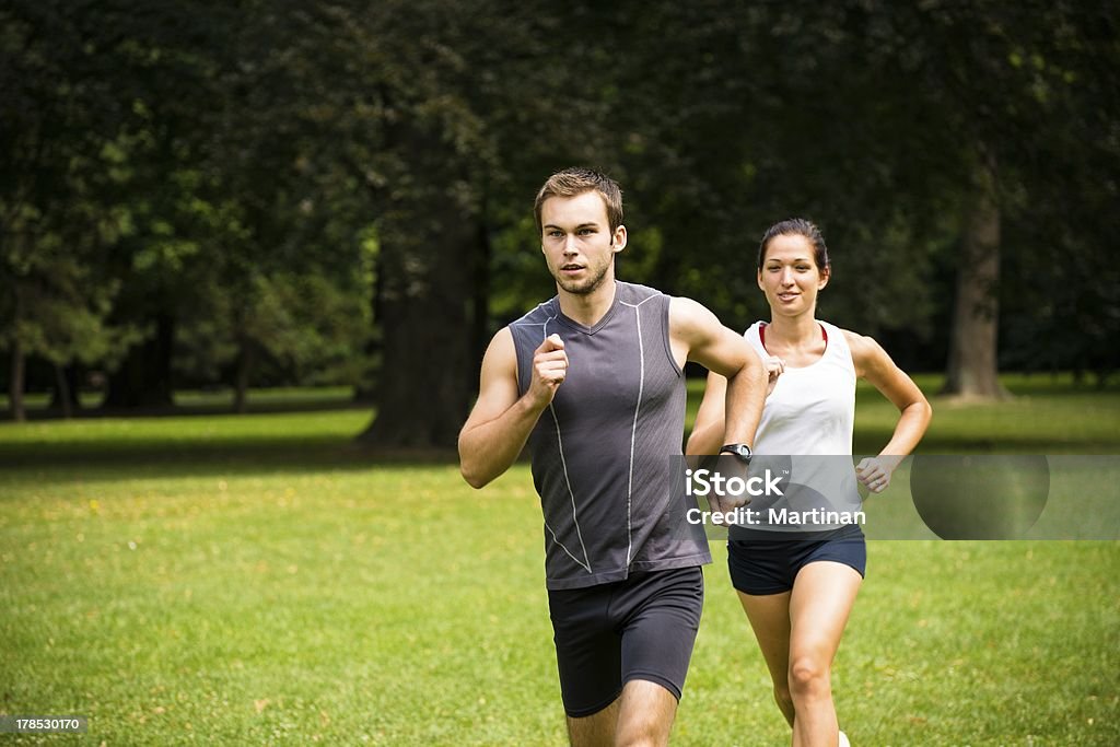 Correr juntos-jovem Casal jogging - Royalty-free Adulto Foto de stock