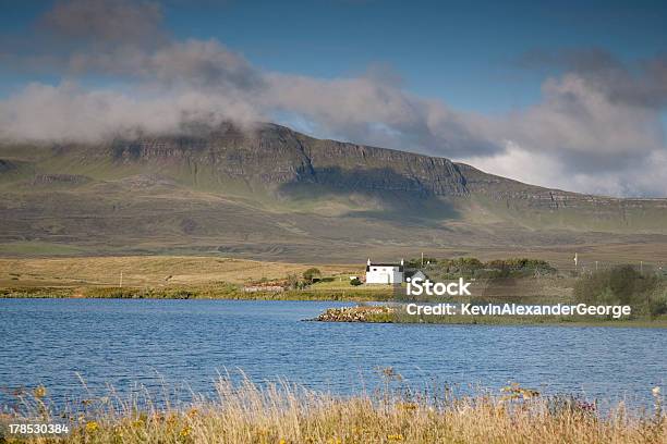 Foto de Loch Mealt Ilha De Skye e mais fotos de stock de Casa - Casa, Cena Rural, Colina