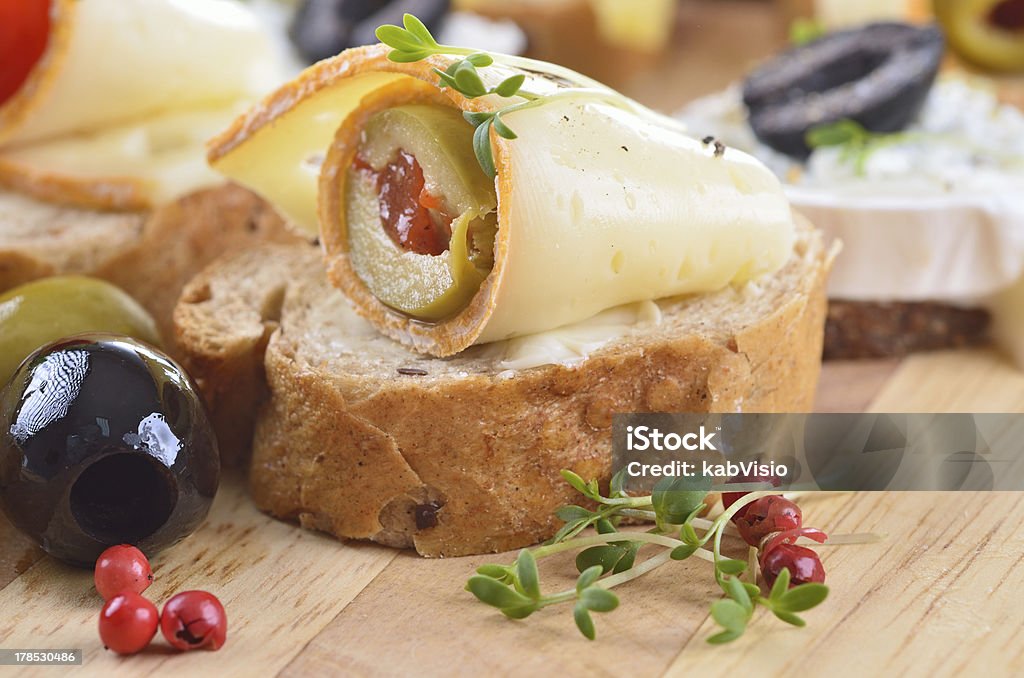 Baguette de pain avec choix de fromages - Photo de Aliment libre de droits