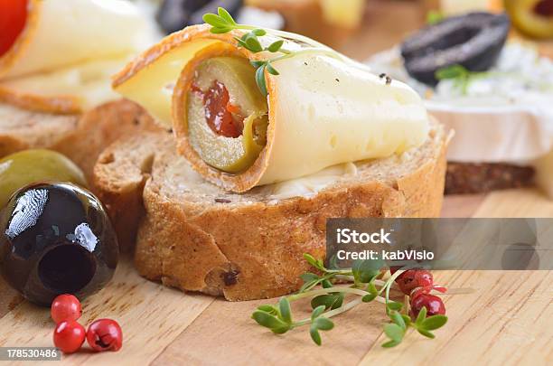 Photo libre de droit de Baguette De Pain Avec Choix De Fromages banque d'images et plus d'images libres de droit de Aliment - Aliment, Aliment émincé, Baguette de pain