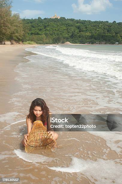 Linda Mulher Asiática Joyfully Na Praia - Fotografias de stock e mais imagens de Adulto - Adulto, Alegria, Areia