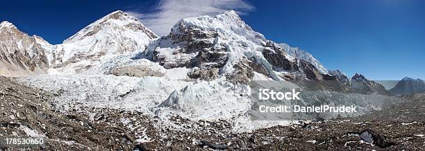 Vista Panorâmica De Everest Montanha Nuptse E Geloestar Geleira Khumbu - Fotografias de stock e mais imagens de Ao Ar Livre