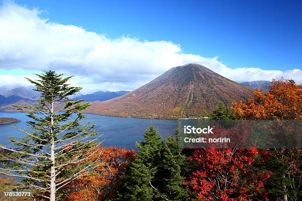 Montanha E Lago No Outono - Fotografias de stock e mais imagens de Monte Nantai - Nikko - Monte Nantai - Nikko, Outono, Amarelo