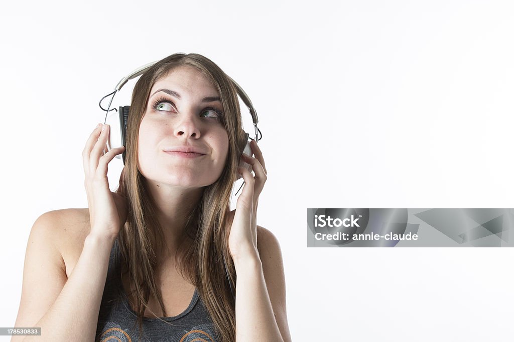 Jeune femme écoutant de la musique sur le casque - Photo de 20-24 ans libre de droits