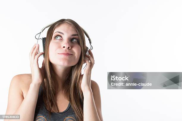 젊은 여자 음악을 들을 수 있는 이어폰 20-24세에 대한 스톡 사진 및 기타 이미지 - 20-24세, 20-29세, MP3 플레이어