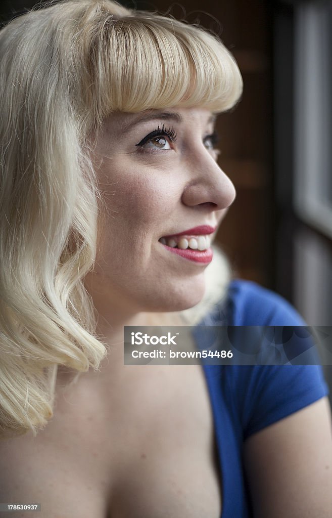 Bellissima giovane donna con i capelli biondi - Foto stock royalty-free di 20-24 anni