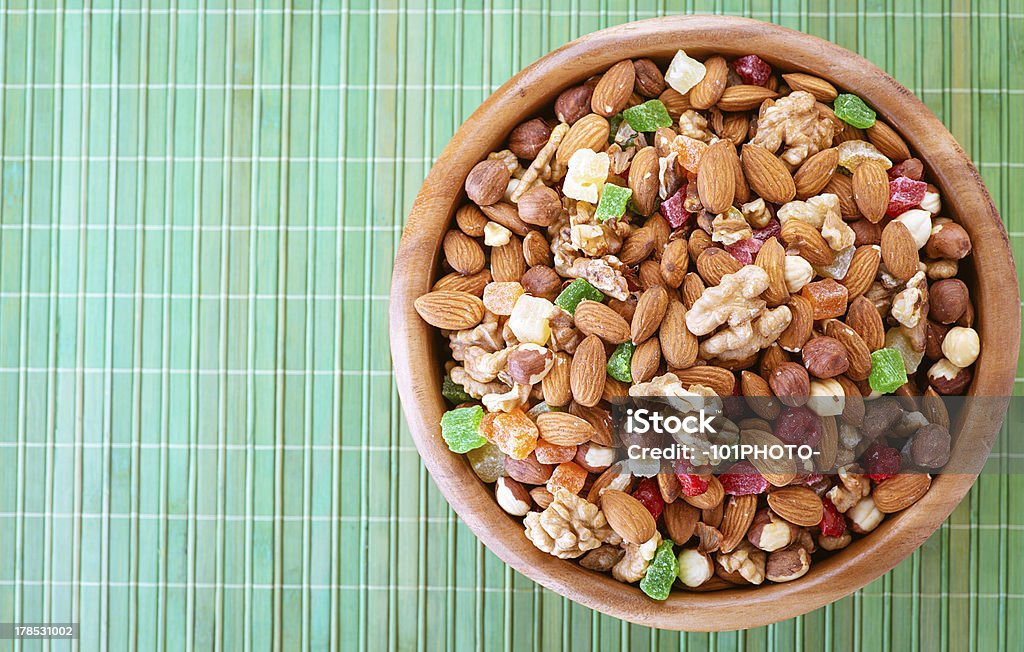 Placa de madera con una variedad de los ingredientes - Foto de stock de Alimento libre de derechos