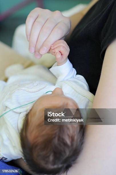 Madre Con Bambino Appena Nato Testa - Fotografie stock e altre immagini di 0-1 Mese - 0-1 Mese, 0-11 Mesi, Accudire