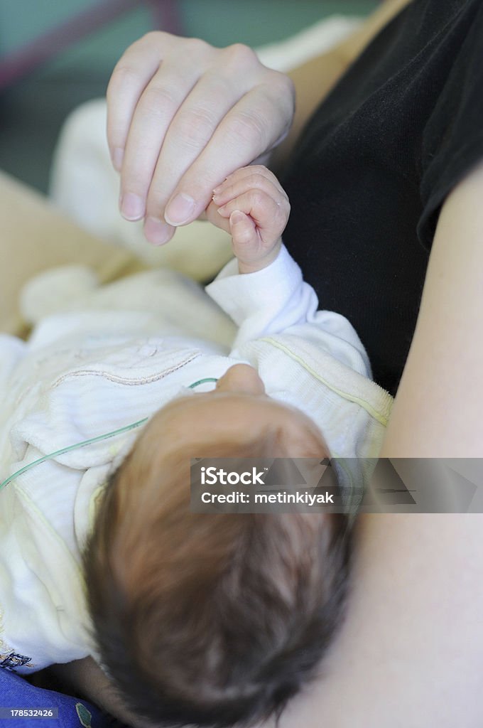 Mãe segurando o bebê recém-nascido na cabeça - Foto de stock de 0-1 Mês royalty-free