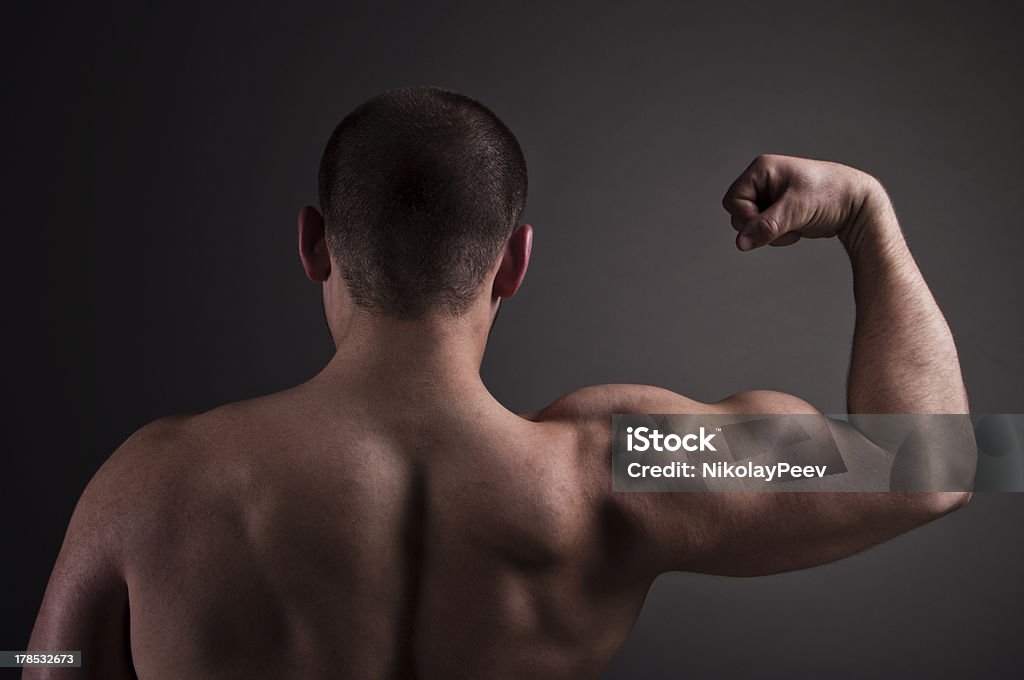Retro del uomo muscolare - Foto stock royalty-free di A petto nudo
