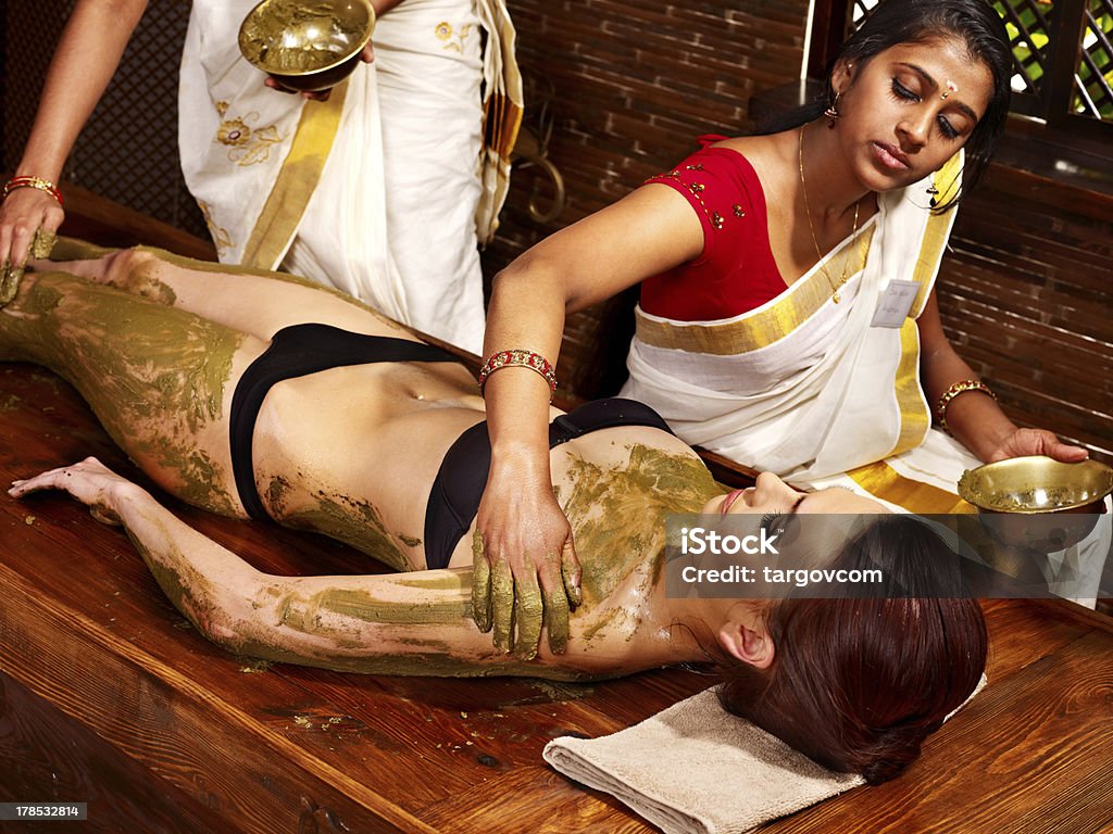 Donna avendo massaggio spa ayurvediche corpo. - Foto stock royalty-free di Esfoliazione