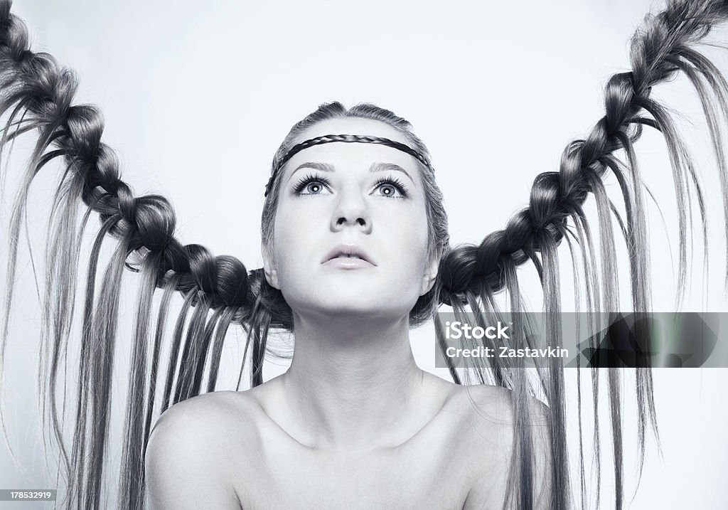 Ritratto di giovane donna con treccia acconciatura - Foto stock royalty-free di Adulto