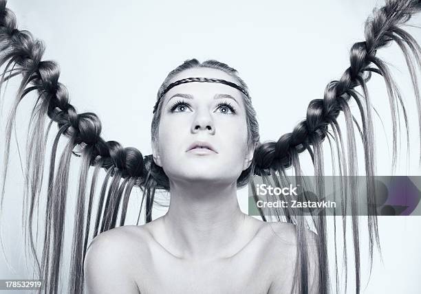 Retrato De Jovem Com Braid Hairdo - Fotografias de stock e mais imagens de Adulto - Adulto, Beleza, Cabelo Comprido