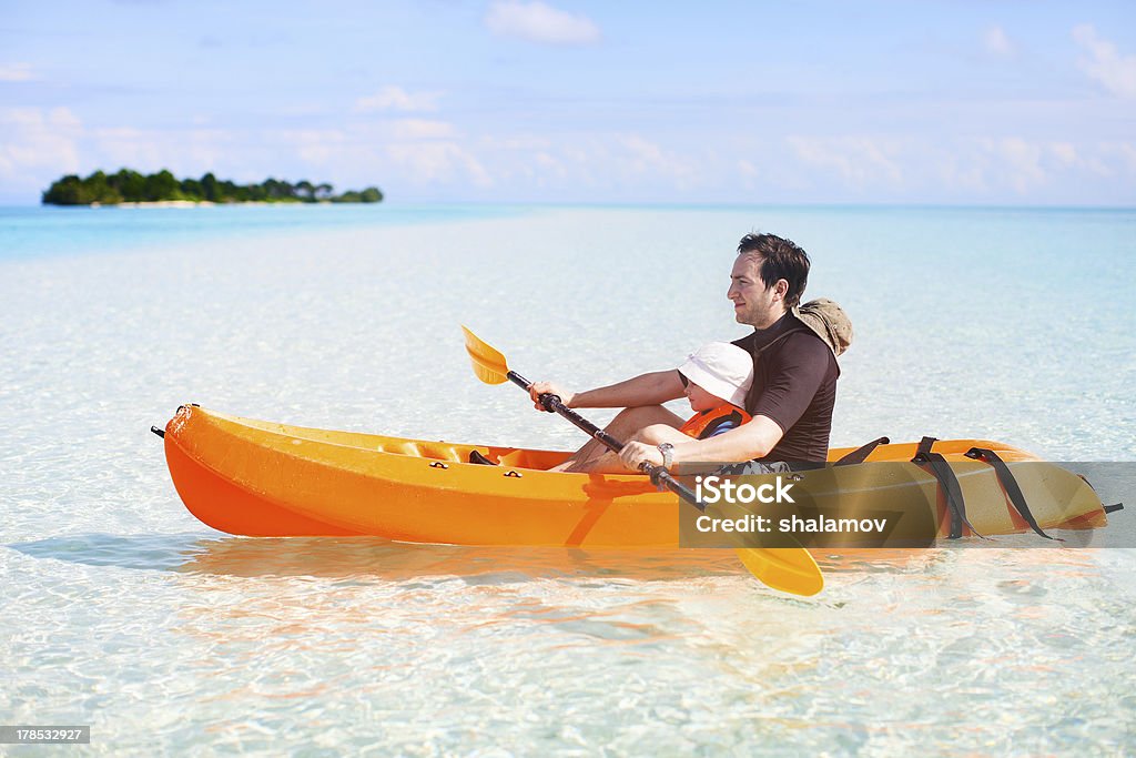 Padre e figlia in kayak - Foto stock royalty-free di Acqua