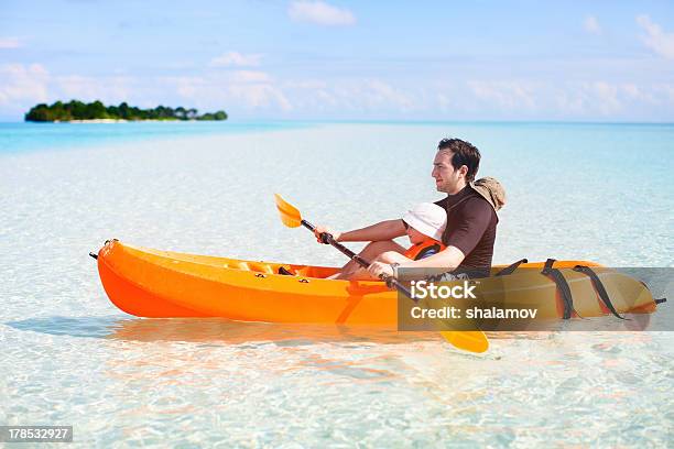 Padre E Figlia In Kayak - Fotografie stock e altre immagini di Acqua - Acqua, Adulto, Ambientazione esterna