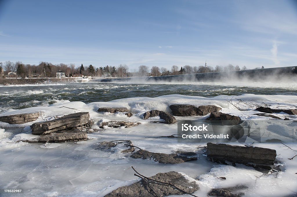 Invierno en Chambly - Foto de stock de Agua descendente libre de derechos