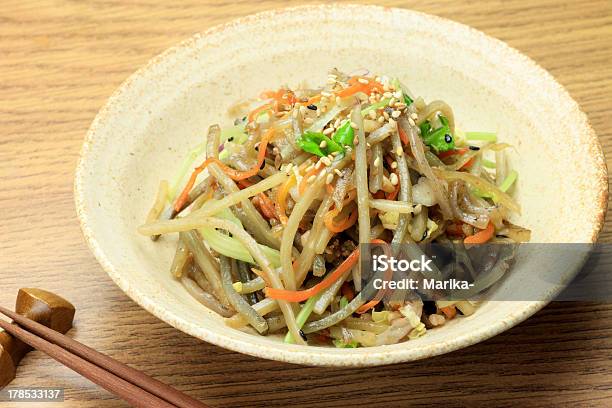 Photo libre de droit de Salade Du Burdock banque d'images et plus d'images libres de droit de Aliment - Aliment, Baguettes chinoises, Carotte