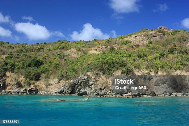 Foto de Águas Cristalinas E Ilha Tropical e mais fotos de stock de Azul - Azul, Azul Turquesa, Baía