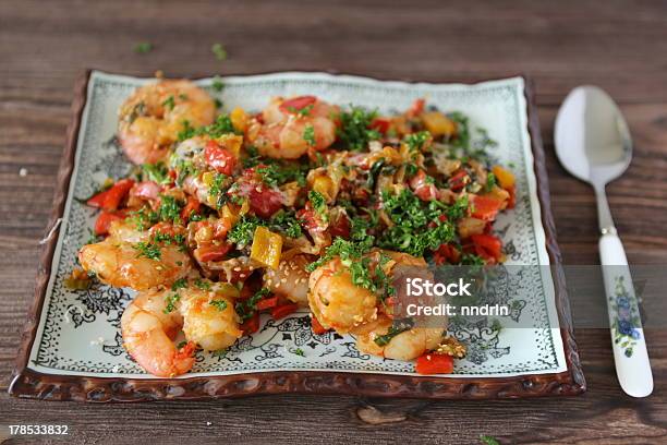 Hervido Camarones Y Verduras Foto de stock y más banco de imágenes de Alimento - Alimento, Camarón - Marisco, Comidas y bebidas