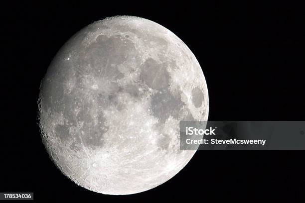 Mond Im Oktober Stockfoto und mehr Bilder von Astronomie - Astronomie, Biegung, Dunkel