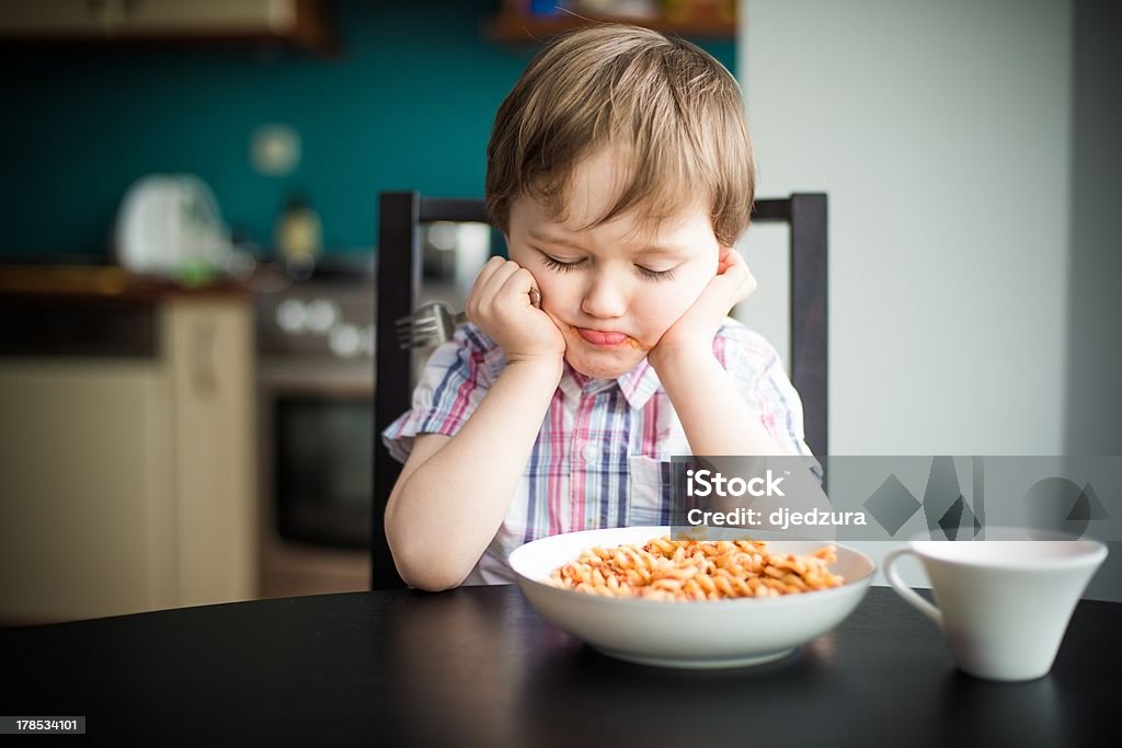 Offeso ragazzo a cena - Foto stock royalty-free di Bambino