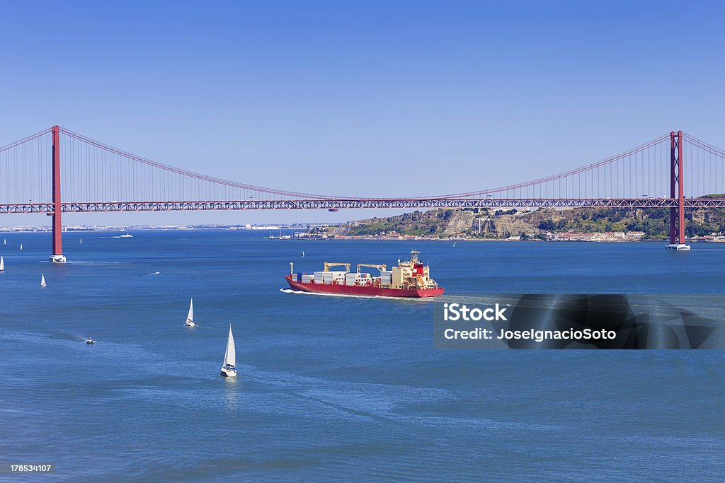 Ponte 25 de Abril sobre o Rio Tejo, em Lisboa, Portugal - Royalty-free Ao Ar Livre Foto de stock