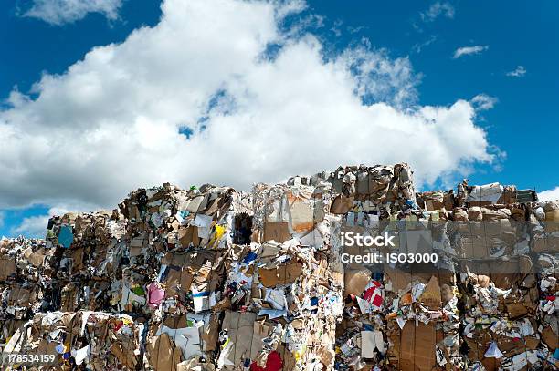 Paper Recyklingu - zdjęcia stockowe i więcej obrazów Bez ludzi - Bez ludzi, Brudny, Chmura