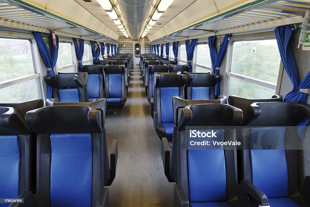 レザーの椅子と鉄道 intetior - 列車のロイヤリティフリーストックフォト