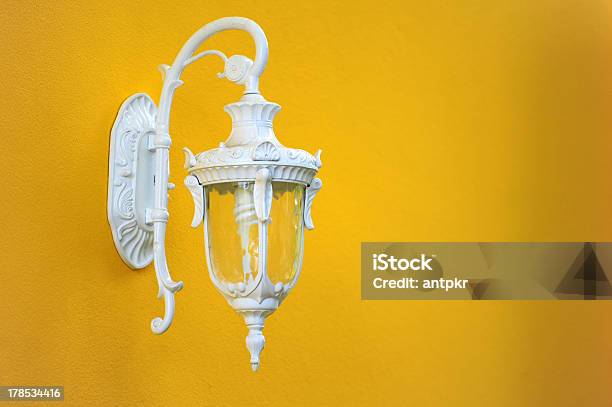 Luz De - Fotografias de stock e mais imagens de Amarelo - Amarelo, Enfeitado, Equipamento de Iluminação