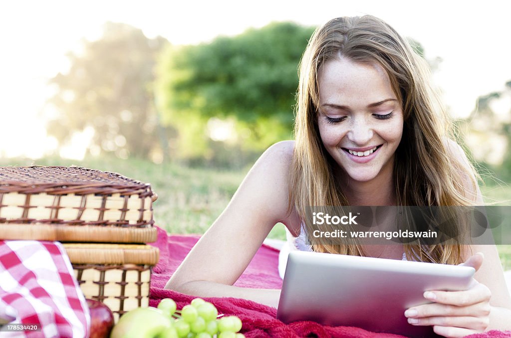 Porträt von einem hübschen Mädchen im park mit Ihrem tablet computer - Lizenzfrei Attraktive Frau Stock-Foto