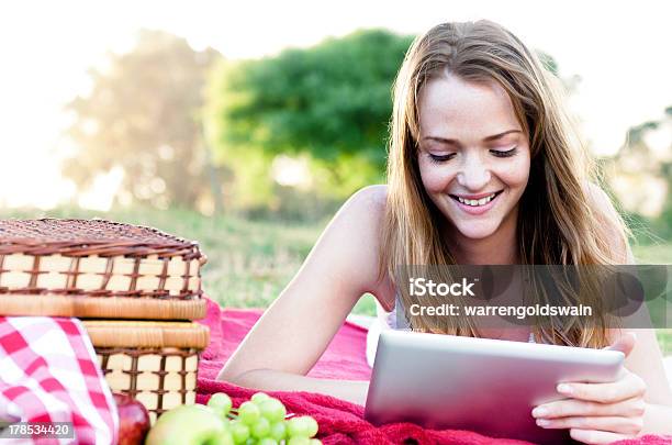 Retrato De La Hermosa Chica En El Parque Con Su Tableta Foto de stock y más banco de imágenes de Adolescente