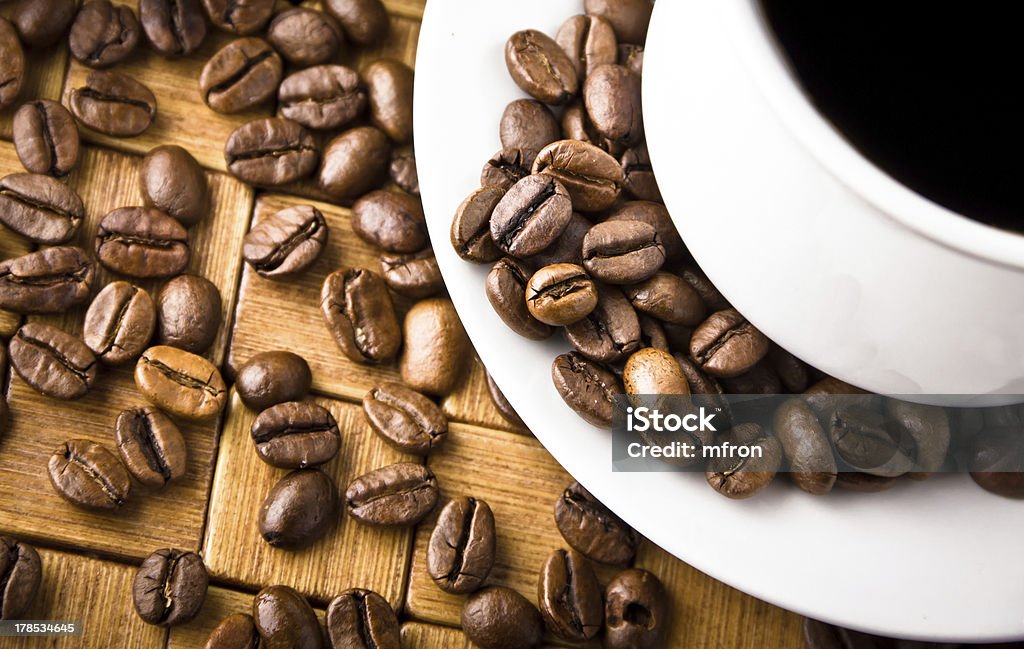 コーヒーカップ、新鮮なコーヒー豆の朝食 - エスプレッソのロイヤリティフリーストックフォト
