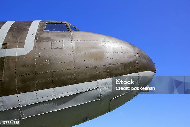 Viejo Avión De Punta Foto de stock y más banco de imágenes de Aeropuerto - Aeropuerto, Anticuado, Avión