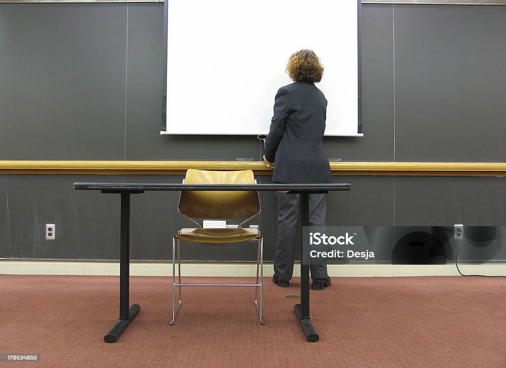 Professeur à l'aide de la technologie en salle de classe - Photo de Apprentissage libre de droits