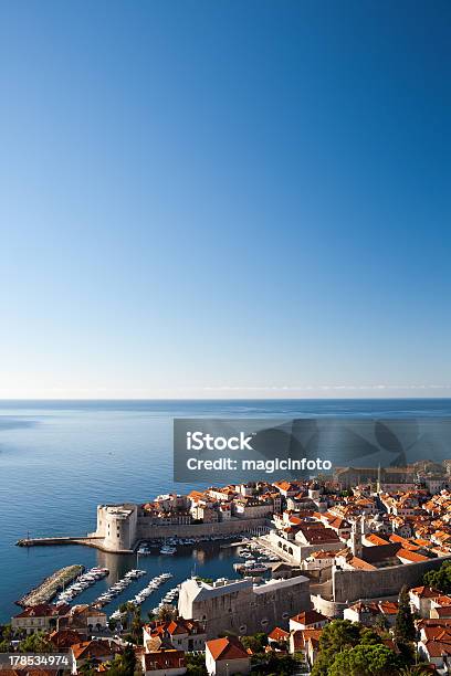 Vista Sul Porto Di Città Vecchia Di Dubrovnik - Fotografie stock e altre immagini di Acqua - Acqua, Ambientazione esterna, Baia