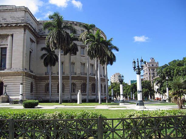 istock capitol in Havana 178535119