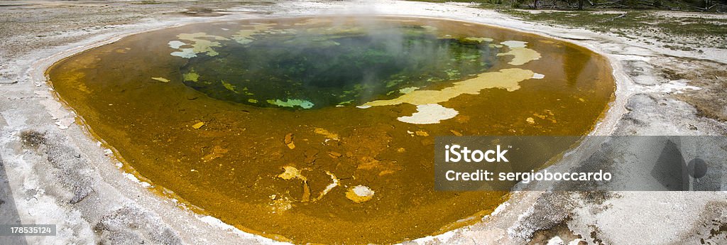 Panoramica di Geyser di Yellowstone - Foto stock royalty-free di Acqua